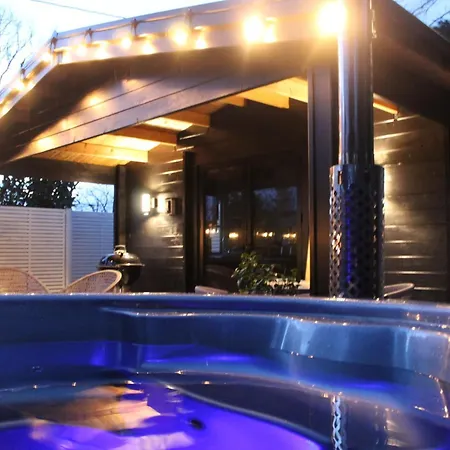 Caban Y Tan Dderwen With Private Wood Fired Hot Tub Villa Chwilog Exterior photo
